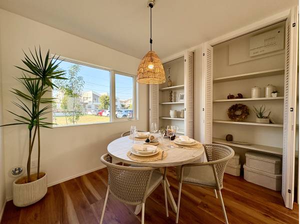 ダイニングスペースにも、大きな窓があるため開放感がございます