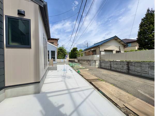 全道路は交通量も少なく、お子様も安心の環境です