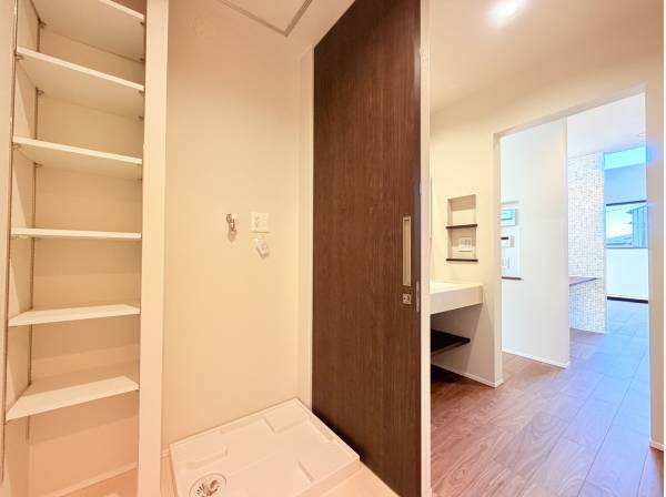 お風呂の横には洗濯機置き場と収納がございますｓ