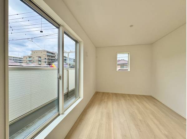 居室にも大きな窓を設置、こちらも明るい空間です