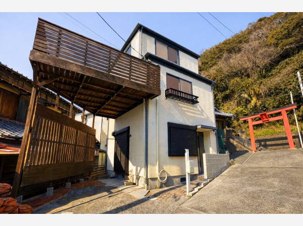 森戸海岸まで徒歩3分のリノベ邸。（約250m）