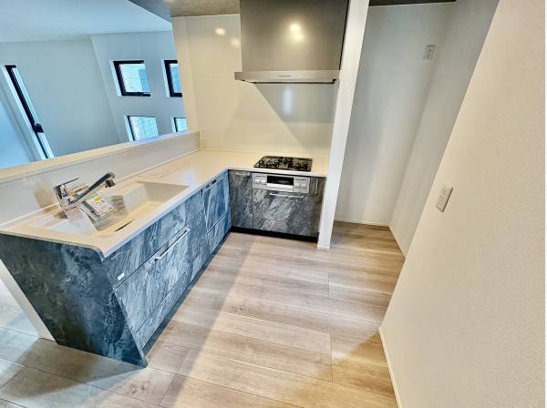 L字カウンターキッチンのため、料理をしながら家族と会話ができます。