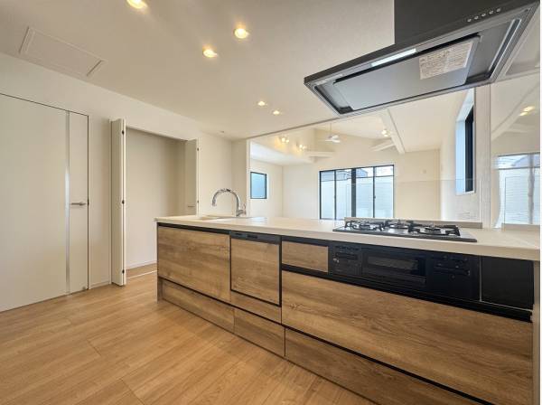 開放感を活かしたオープンキッチンを採用