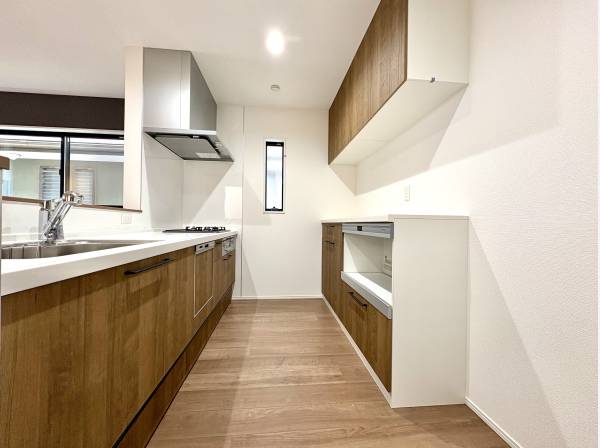 対面式システムキッチンは食洗機と浄水器、カップボード付き