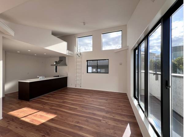 天井が高くのびやかなリビングスペース