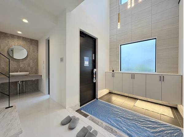 玄関スペースは吹き抜けのある開放的な空間