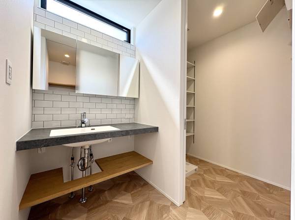 造作洗面化粧台。ゆったりとしたパウダールーム