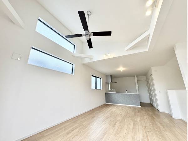 白い部屋にシーリングファンが映えます
