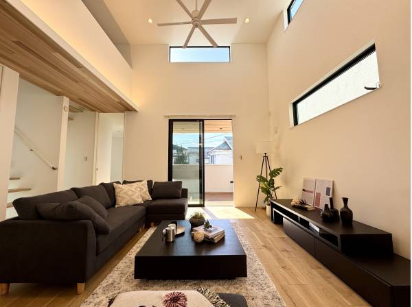 約22.5帖もの大空間。折り上げ天井や板貼り仕様