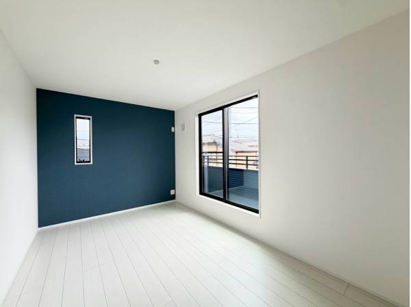 2階洋室はアクセントクロスが印象的なお部屋です