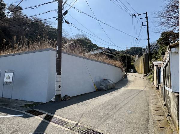 こちらを上がると敷地に入れます