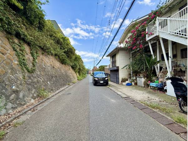 前面道路も広々で大きな車も問題ありません。