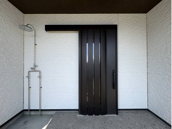 玄関横にはシャワーが有るので便利ですね！