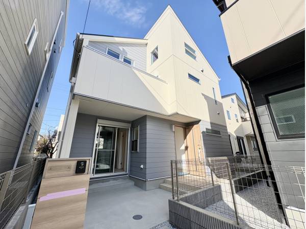 ホワイト×ライトグレーの可愛い外観です♪