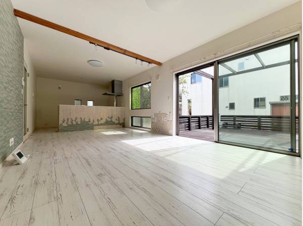 大きな窓が南側に配された明るい空間