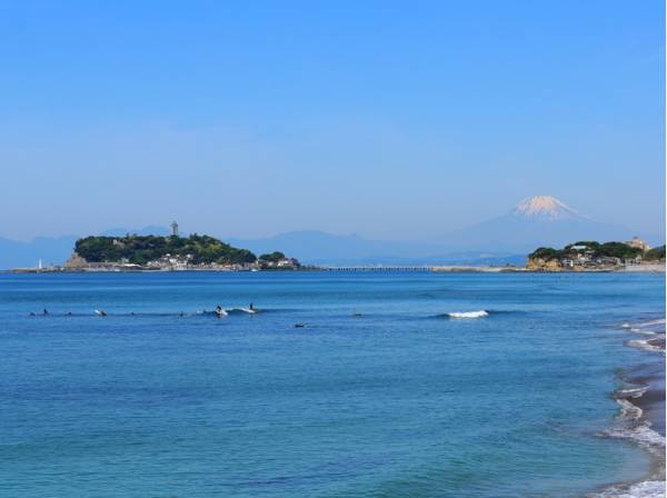 坂を下れば雄大な景色が広がる稲村ガ崎の海へ(約1.2ｋｍ)