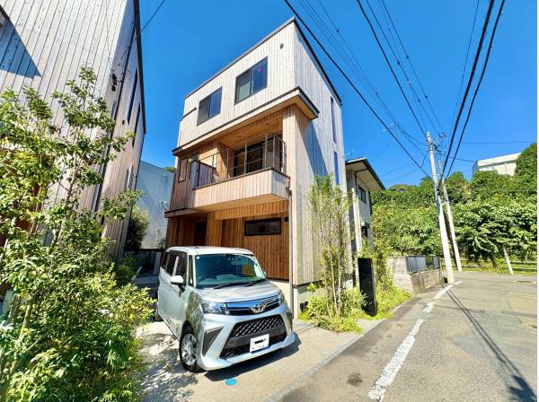緑と青空に調和する木目調デザイン！カースペース完備！