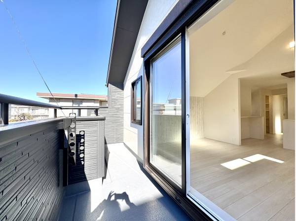 リビングから繋がるワイドバルコニー