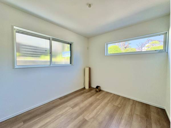 採光を考え、配置されたサッシ。十分な陽光を室内に届けます