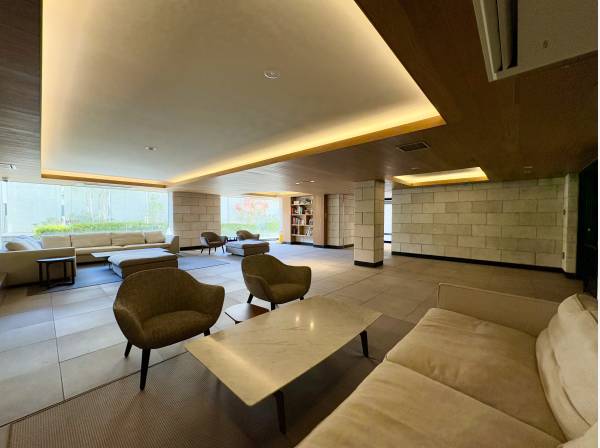 共用部のロビーになりますが、高級ホテルのような作りとなっております