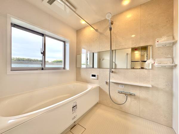 窓付きのバスルームはゆったりサイズ