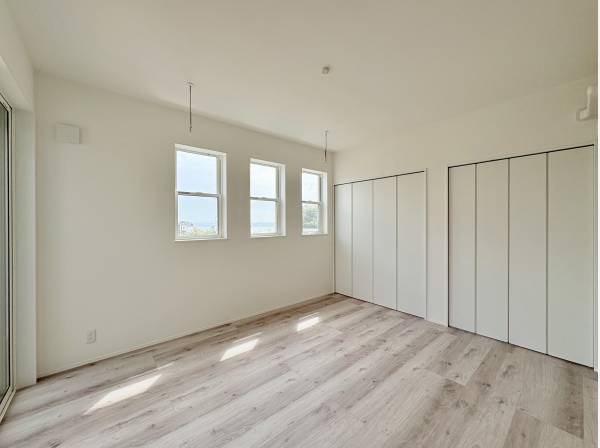 クローゼットのついた洋室