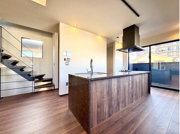 アイランドキッチンを採用