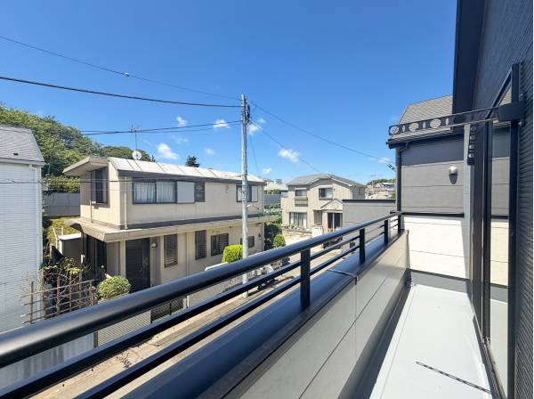 2部屋から行き来可能な南西向きバルコニー