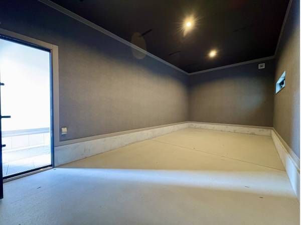 電動シャッター付きのガレージ内はゆとりのスペースです。玄関へ繋がります