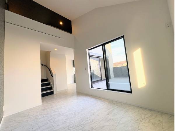 上部吹き抜けで開放感あるLDK