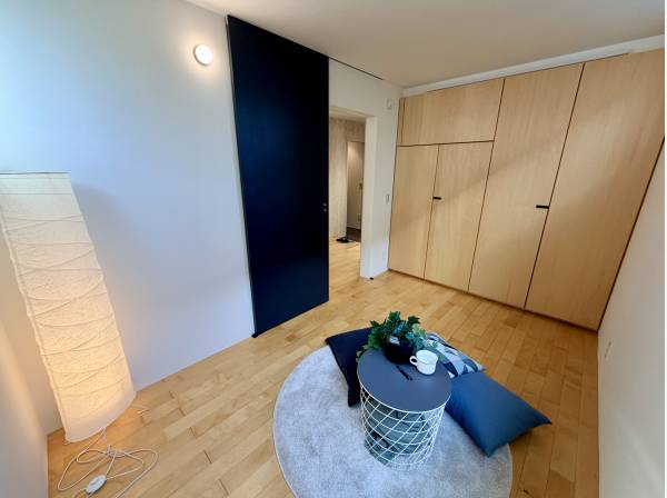 一階洋室スライド式のドアとオシャレな収納