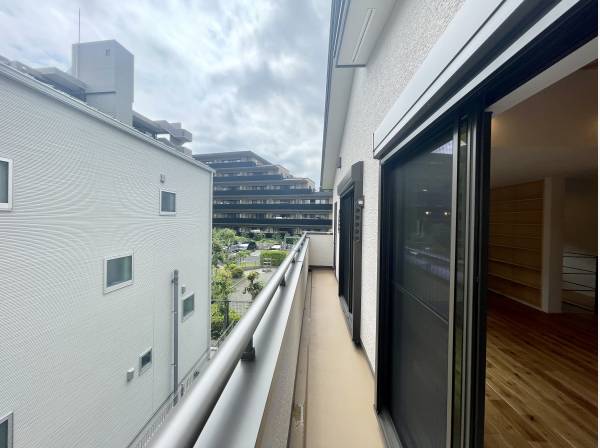 キッチンの勝手口までつながるバルコニー