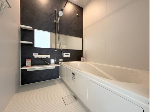 シックな色合いのバスルームはゆったりとした広さ