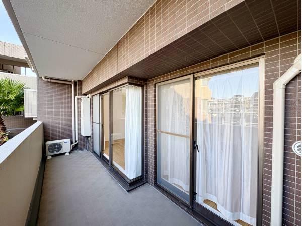 洋室側にもゆとりあるバルコニーが備わり、住宅には全2カ所ございます