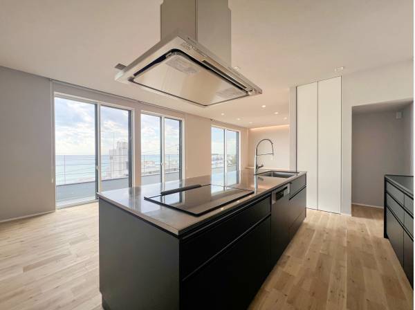 海を望む広々したキッチンスペース