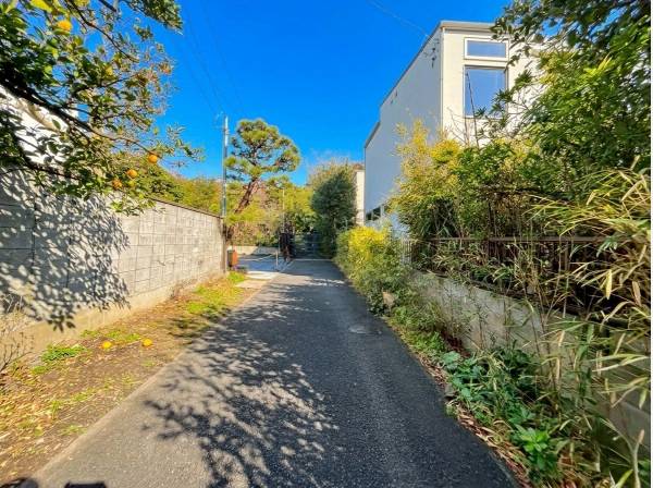 緑に囲まれた風情感じる小道の先にございます