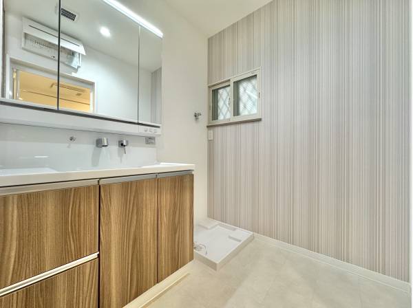 清潔感ある洗面空間。収納力と使い勝手を兼ね備えた毎日の快適動線。