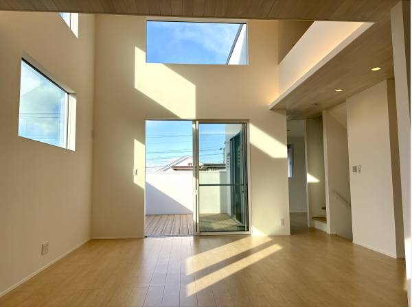 吹き抜けから光が注ぐ伸びやかなリビング空間