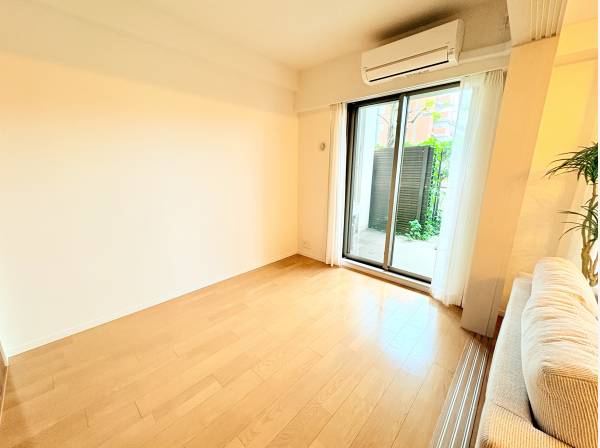 バルコニーに面した約5.0帖の洋室。明るい光が差し込む心地よいお部屋