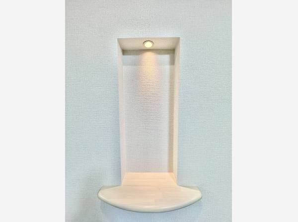 ニッチがあるとお洒落なだけでなく、鍵など置けて便利ですね！