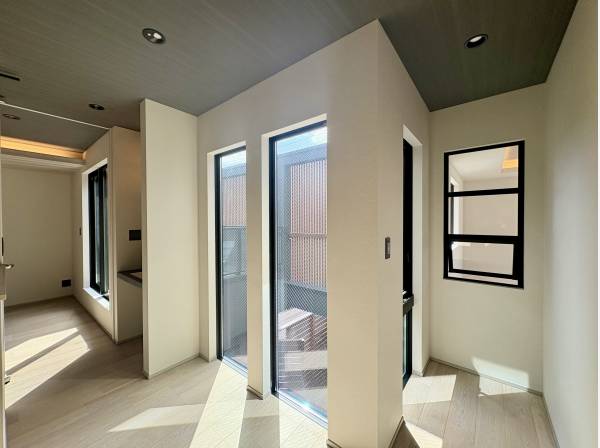 光が差し込む２階通路