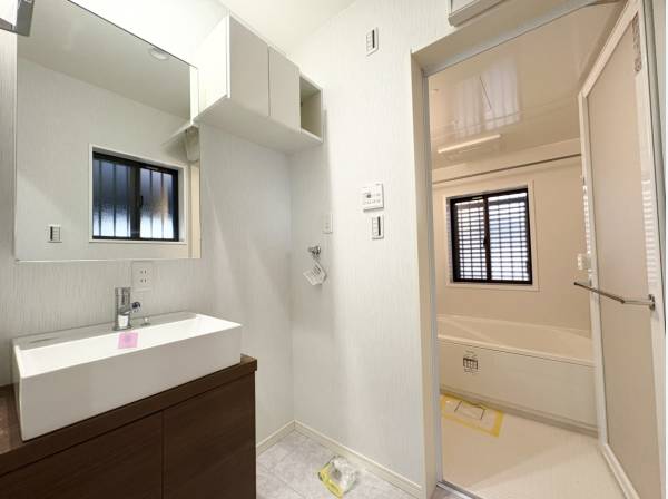 水回りもリノベーションにより一新されております。