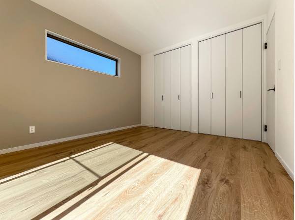 2つのクローゼット完備した明るい洋室