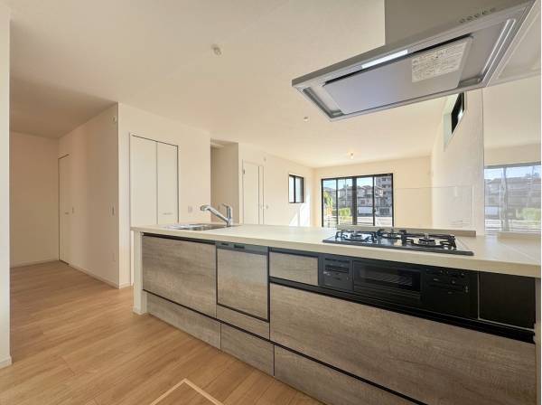 ウッドの質感がおしゃれなオープンキッチン