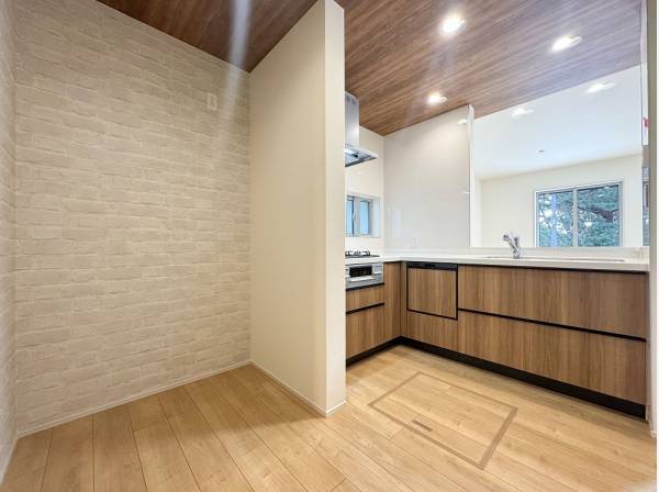 ポップアップ天井やアクセントクロスがおしゃれなキッチン