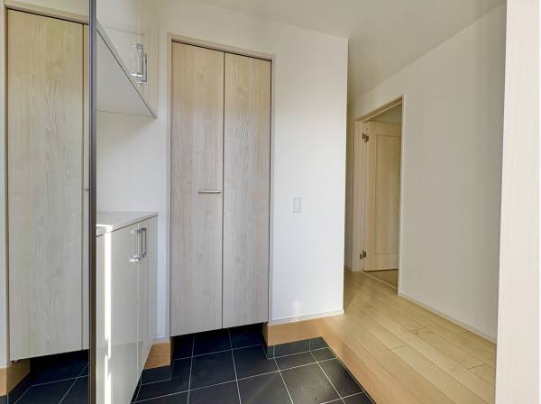 SICが靴やアウターを収め、常に美しく整った空間でゲストを迎えます