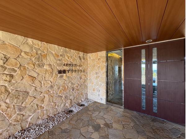 リゾートライクなエントランス。気分の盛り上げてくれます