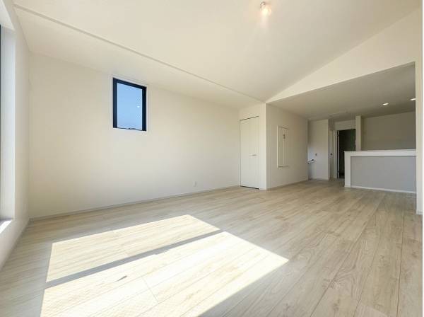 LDKは窓が多く一日中光が射し込む心地よい空間