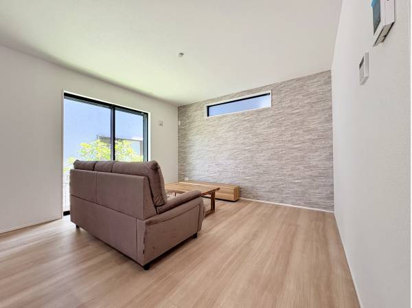 アクセントクロスのがお洒落なリビングです