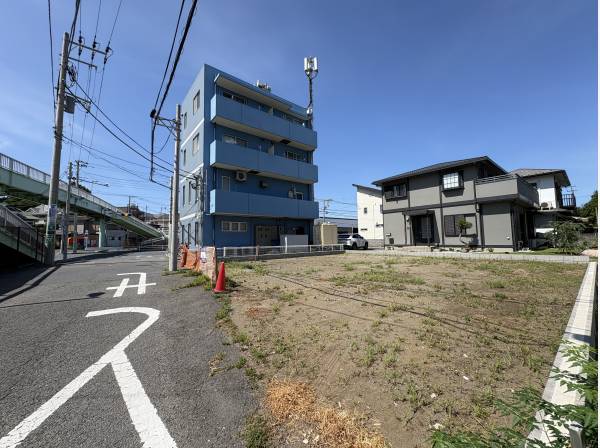 前面道路　公道約6ｍで駐車も楽々！